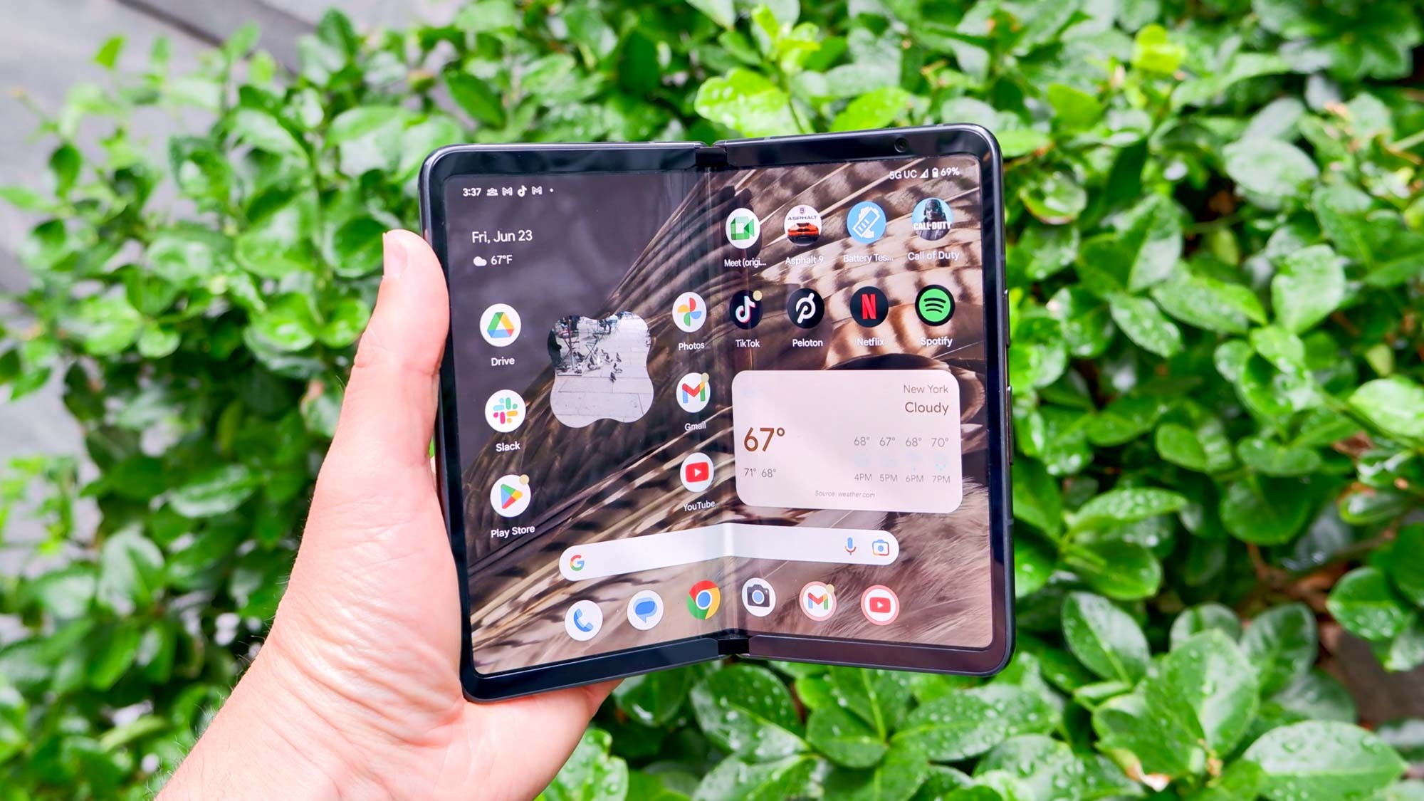 Google’s New Foldable, Smartwatch Emphasize AI Rather Than Hardware Changes 1 google fold